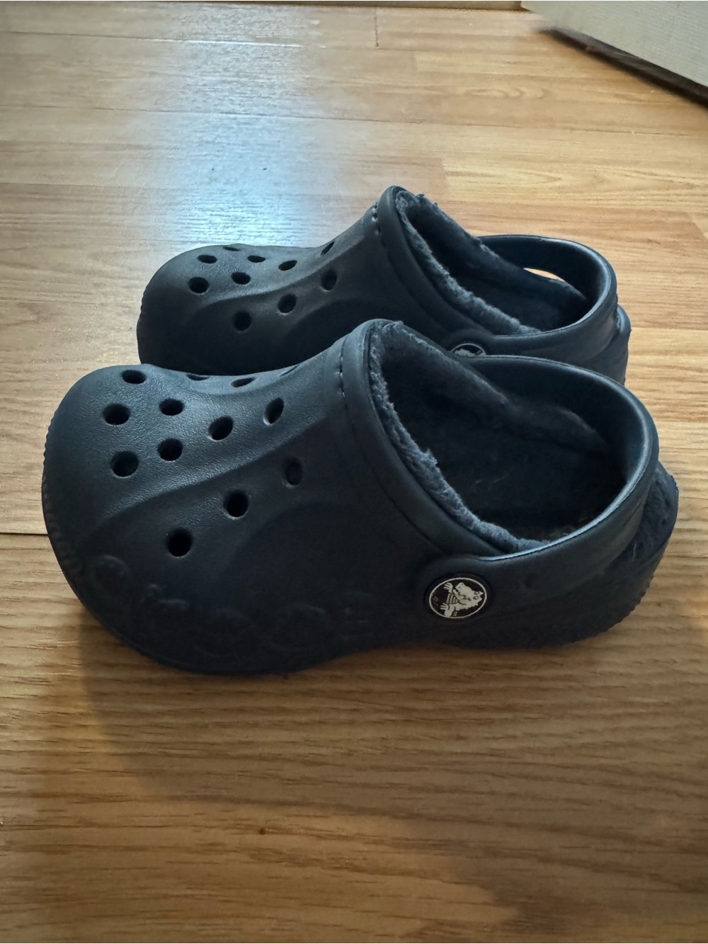 navy blue CROCS c9